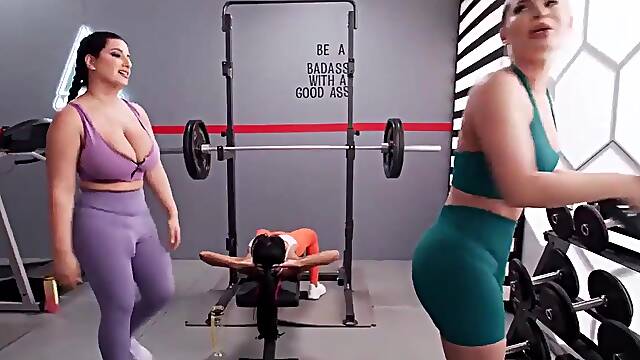 Sarah Arabic is greater amount interested in selfies than workouts, disrupting Nicole Arias training sessions
