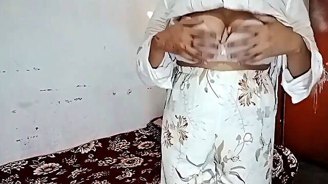Hot aunty seduce servant when she is alone